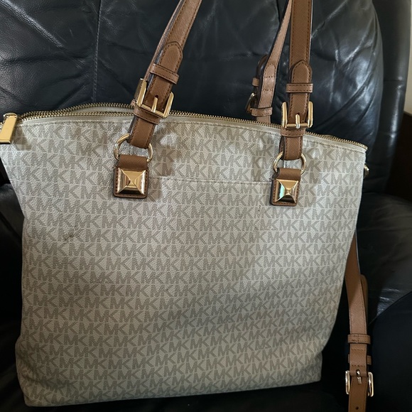 Large Cream Micheal Kors Bag - Picture 2 of 7